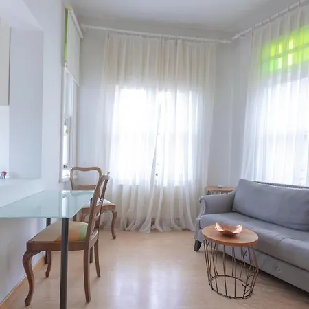 Central With Charming City View Near Istiklal Street In Beyoglu * 이스탄불