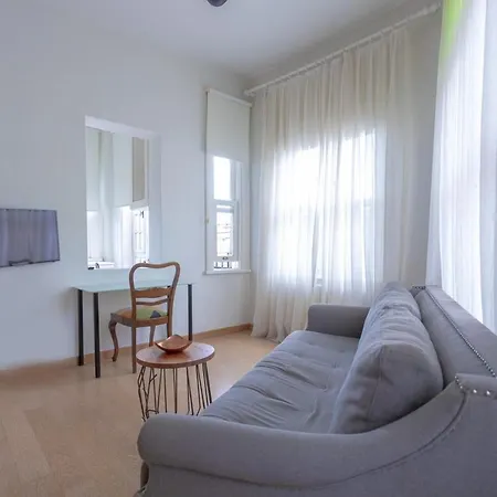 Central With Charming City View Near Istiklal Street In Beyoglu 아파트 이스탄불